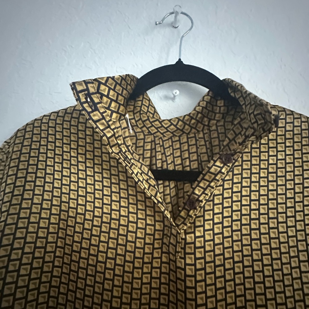 FINAL PRICE Women’s Gold and Balck Patterned Shirt Size medium - Picture 2 of 5